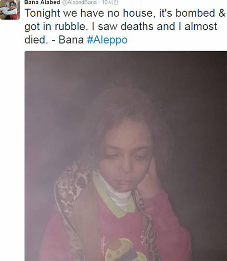 시리아 알레포에 사는 7세 소녀 바나 알라베드 양이 어둠 속에서 무표정하게 앉아 있는 사진을 27일 밤 트위터에 올렸다. 사진 출처 바나 알라베드 트위터