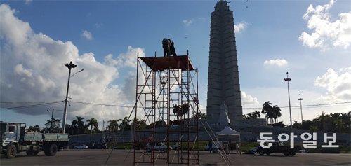 장례식 준비 한창인 혁명광장 쿠바 피델 카스트로 전 국가평의회 의장의 장례식이 열리는 아바나 시 
호세마르티혁명광장에서 27일 인부들이 장례식에 필요한 설치물을 만들고 있다. 쿠바 정부가 26일부터 9일간의 애도 기간을 선포함에
 따라 사람들로 붐비던 광장이 썰렁하게 비어 있다. 아바나=부형권 특파원 bookum90@donga.com