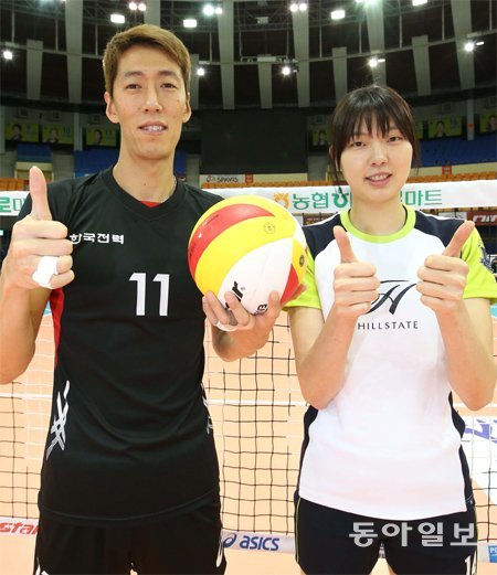 “우리가 넘버1” 올 시즌 프로배구 남녀부 블로킹 개인 선두인 현대건설 양효진(오른쪽)과 한국전력 윤봉우가 23일 두 팀의 안방인 수원실내체육관에서 만났다. 현대건설의 훈련이 끝나고 한국전력의 훈련을 위해 네트 높이를 조정하던 도중 틈을 내 두 선수가 함께 네트 앞에 섰다. 수원=김재명 기자 base@donga.com