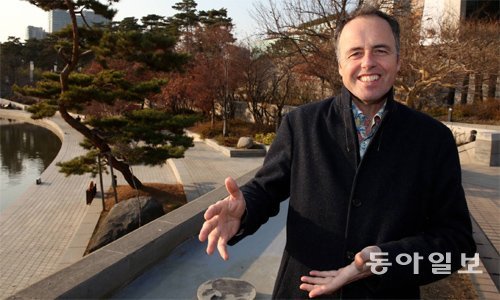 아드리안 회저 West8 대표가 서울 용산공원 자리가 내려다보이는 국립중앙박물관에서 공원 설계의 청사진을 소개하고 있다. 김경제 기자 kjk5873@donga.com