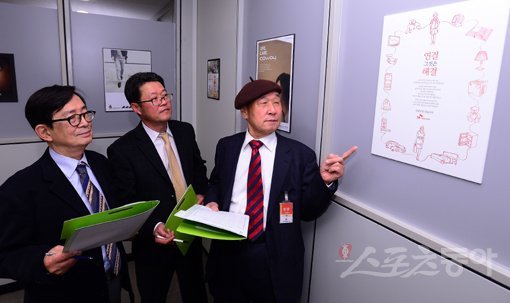 23일 이수갑 홍익대 디자인 영상학부 교수, 이승욱 스포츠동아 광고마케팅국장, 김광규 한국브랜드협회장(왼쪽부터)이 서울 광화문 스포츠동아 회의실에서 2016 광고대상 후보작들을 심사하고 있다.김진환 기자 kwangshin00@donga.com