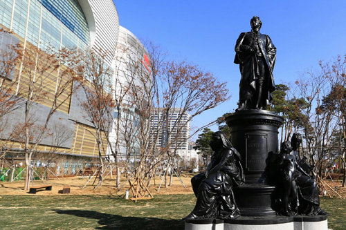 서울 송파구 올림픽로 롯데월드타워 아레나 광장에 괴테 동상이 들어선다. 독일 베를린 티어가르텐 공원에 있는 괴테상을 그대로 복원했다는 게 롯데 측 설명이다. 롯데물산 제공