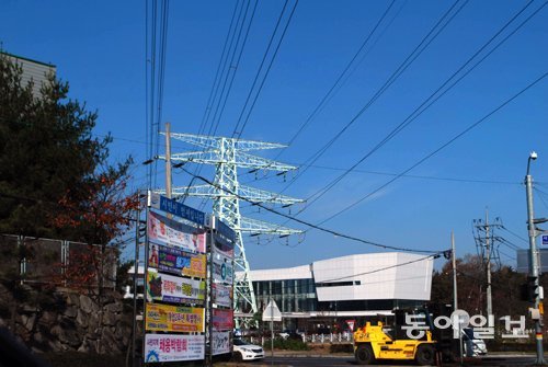 경남 사천시 사남면 사천시근로자종합복지관의 또록이어린이집 옆으로 고압송전선이 지나간다. 강정훈 기자 manman@donga.com