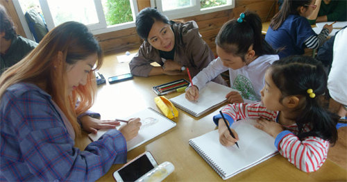 매주 토요일에 열리는 ‘꿈다락 토요문화학교’의 주말문화여행 프로그램에 참여한 학생들이 지도 강사와 함께 그그림을 그리고 있다. 한국문화예술교육진흥원 제공