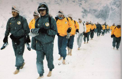 1989년 1월 강원도 오대산으로 전지훈련을 떠난 프로야구 태평양 선수단이 맨발로 눈밭을 뛰고 있다. 한국야구위원회(KBO) 제공