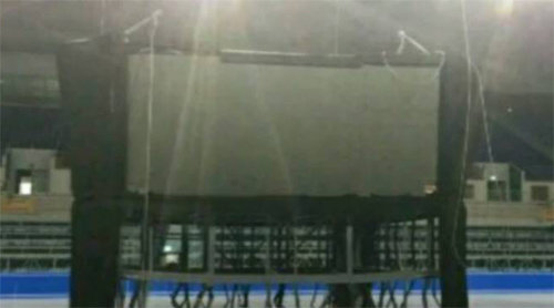 강원 강릉시 강릉아이스아레나 빙판 위에 전광판이 떨어진 모습. 2018년 평창 겨울올림픽이 열리는 이 경기장에서는 다음 달 국제빙상경기연맹(ISU) 쇼트트랙 월드컵이 테스트 이벤트로 열린다. SBS 화면 캡처