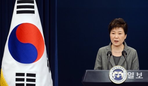 박근혜 대통령이 29일 청와대 브리핑룸에서 대국민 3차담화를 발표하고 있다. 청와대사진기자단