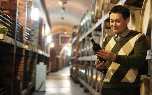 서충원 산머루농원 대표가 ‘와인 터널’에서 숙성시킨 와인을 살펴보고 있다. 서 대표는 와인 터널을 관광상품화하는 등의 다양한 시도를 통해 연 15억 원의 매출을 올리고 있다. 산머루농원 제공