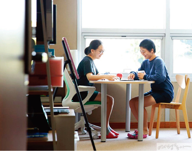 브랭섬홀 아시아의 학생들은 기숙사에서 함께 생활하고 공부하며 타인에 대한 배려를 익힌다.