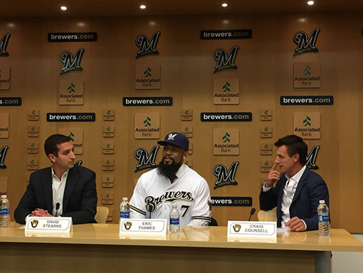 밀워키에 입단한 테임즈(가운데). 사진제공｜밀워키 브루어스 트위터