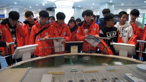 두산중공업에서 생산하는 제품의 원리를 알아보는 학생들.