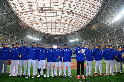 1일 서울 고척스카이돔에서 프로야구 현역 선수와 유소년 학생들이 함께하는 야구 클리닉 \'빛을 나누는 날\'이 개최됐다. 이호준 한국프로야구선수협회 회장이 개회사를 하고 있다. 고척 | 김진환 기자 kwangshin00@donga.com