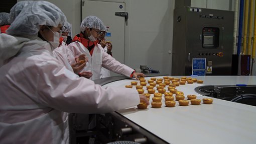 2016 기술대장정에 참여해 SPL 평택공장을 방문한 학생들이 공장에서 갓 생산한 에그타르트를 맛보고 있다.