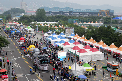 올해로 22년째 개최돼 온 울산고래축제가 내년도 예산 삭감으로 열리지 못할 위기에 처했다. 사진은 올해 5월 울산 장생포 일대에서 열린 고래축제 모습. 울산 남구 제공