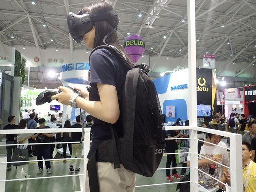 HTC 바이브를 이용한 가상현실 게임(출처=IT동아)