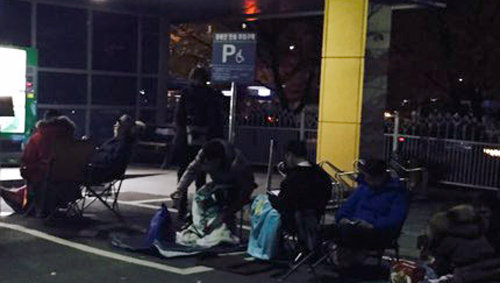 11월 선착순 원아모집 접수를 한 서울의 사립유아교육기관에서 학부모들이 밤샘 노숙을 하고 있다. 독자 제공