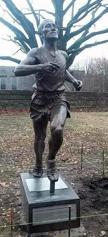 2일(현지 시간) 독일 베를린 올림픽 주경기장에서 500m가량 떨어진 옛 올림픽 마라톤 코스에 설치된 손기정 선생의 동상. 손기정기념재단 제공
