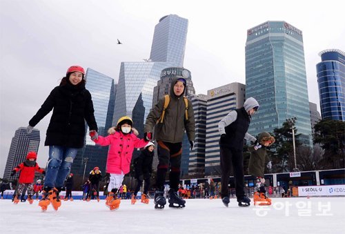서울 영등포구 여의도공원에 스케이트와 눈썰매를 함께 즐길 수 있는 ‘여의 아이스파크’가 9일 개장한다. 동아일보DB