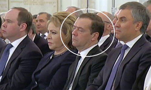 1일 블라디미르 푸틴 러시아 대통령이 모스크바 크렘린 궁에서 국정연설을 하는 동안 귀빈석에 앉아있던 드미트리 메드베데프 총리(실선)가 눈을 감은 채 졸고 있다. 사진 출처 트위터