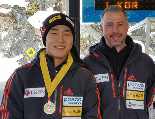 윤성빈(왼쪽)과 리처드 브롬리 한국 대표팀 코치. 대한봅슬레이스켈레톤경기연맹 제공