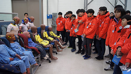 인체모형(더미)을 관찰하고 있는 학생들.