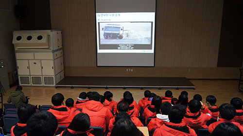 자동차안전연구원에 대한 설명을 듣는 학생들.