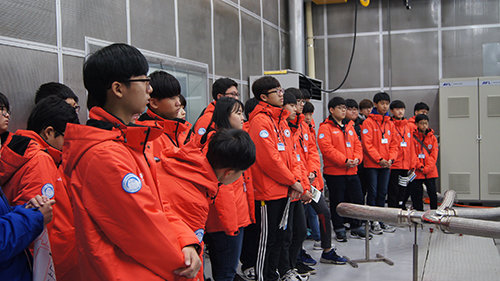 2016 기술대장정에 참여해 자동차안전연구원을 방문한 학생들이 실내 시험동을 견학하고 있다.