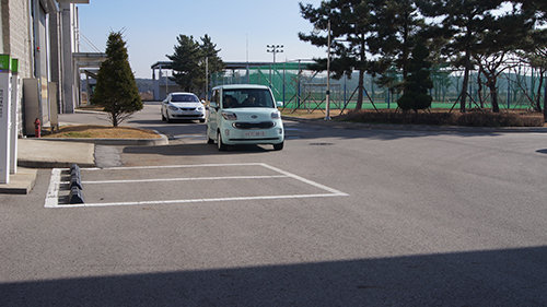 전기자동차를 시승해보는 학생들.