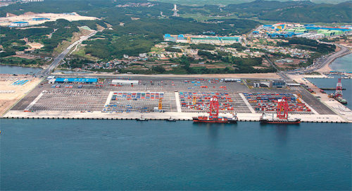 올해 개항 7년을 맞은 경북 포항시 북구 흥해읍 영일만항. 내년부터 기반시설 확충과 산업단지 조성이 활발하게 추진된다. 경북도 제공