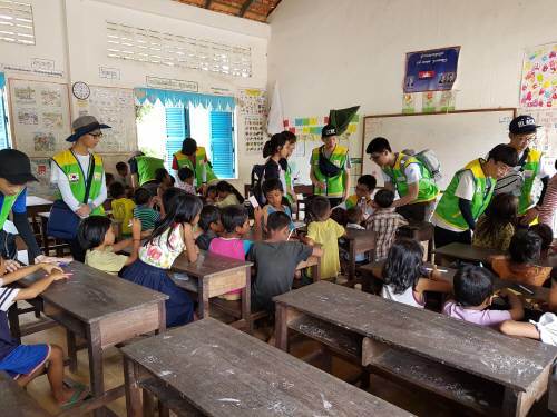 ‘인성을 겸비한 명장’을 꿈꾸는 금오공고 학생들은 캄보디아를 찾아 직접 봉사활동을 벌였다.