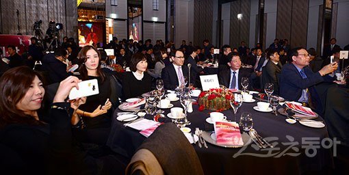 2016동아스포츠대상은 CMS(센트럴메디컬서비스㈜)와 처음 손을 잡고 프로 스포츠인들을 맞이했다. 임직원들이 이날 행사에 참석한 CMS는 동아스포츠대상 첫 후원을 하며 한국스포츠발전에 기여하겠다고 약속했다. 김종원 기자 won@donga.com