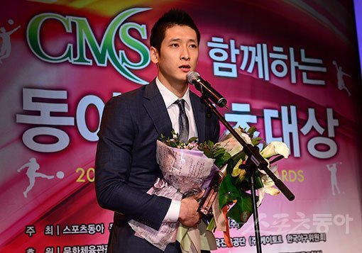 현대캐피탈 문성민이 2016동아스포츠 대상에서 남자 프로배구 올해의 선수로 뽑힌 뒤 소감을 말하고 있다. 문성민은 상금 전액을 유소년배구발전을 위해 기부하기로 했다. 김민성 기자 marineboy@donga.com