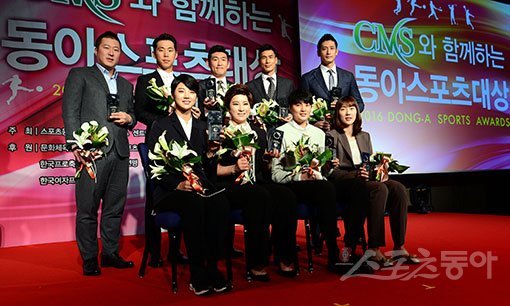 5대 프로스포츠 최고의 별들이 한자리에 모였다. 6일 서울 광화문 포시즌스호텔서울에서 열린 ‘CMS와 함께하는 2016 동아스포츠대상’에서 올해의 선수상을 수상한 최형우(프로야구) 최진호(남자프로골프) 양동근(남자프로농구) 정조국(프로축구) 문성민(남자프로배구) 박혜진(여자프로농구) 김희진(여자프로배구) 박세리(특별상) 박성현(여자프로골프·뒷줄 맨 왼쪽부터 시계방향으로)이 포즈를 취하고 있다. 김종원 기자 won@donga.com