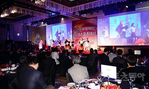 동아스포츠대상을 빛낸 수상자와 참석자들이 최고의 인기 걸그룹 트와이스의 축하무대를 지켜보고 있다. 여자배구 올해의 선수로 뽑힌 IBK기업은행 김희진은 “트와이스 팬”이라고 고백하며 스마트폰으로 눈앞에서 보는 실황공연을 촬영하기도 했다. 김민성 기자 marineboy@donga.com