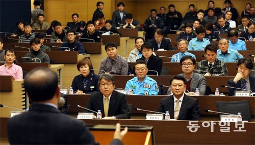 6일 서울 중구 대한상공회의소에서 열린 ‘2016 대한민국 교통안전의 오늘과 내일’을 주제로 한 정책세미나에서 참석자들이 새누리당 윤재옥 의원(뒷모습)의 축사를 듣고 있다. 홍진환 기자 jean@donga.com