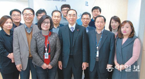 경북도 투자유치실 홍순용 실장(앞줄 가운데)과 직원들. 광역지자체 가운데 투자 유치 경쟁력이 가장 뛰어나다는 평가를 받는다. 이권효 기자 boriam@donga.com