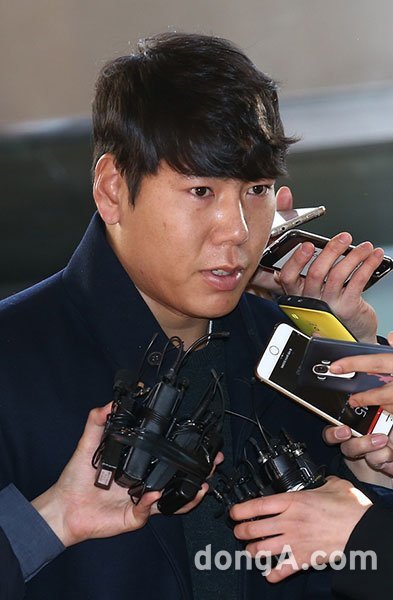 음주운전으로 물의를 일으킨 강정호 선수가 6일 오후 서울 강남경찰서에 조사를 받기 위해 출석하고 있다. 동아닷컴 방지영 기자 doruro@donga.com