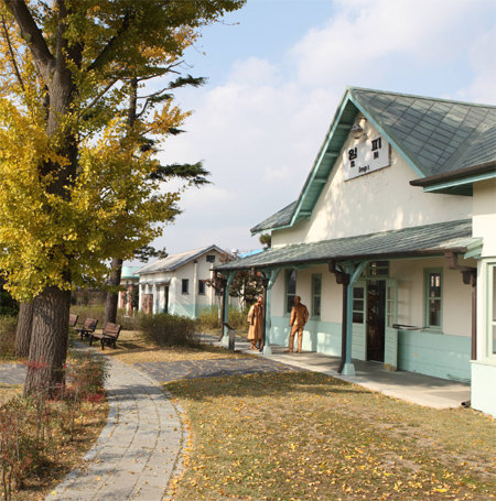 서양식 간이역과 일본 가옥의 건축양식을 모두 간직하고 있는 전북 군산시 임피역. 한국관광공사 제공
