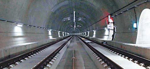 수서고속철도 노선 중 율현터널은 세계에서 3번째로 긴 터널이지만 시속 300㎞ 달릴 수 있는 고속철도 터널로서는 세계에서 가장 긴 터널이다.