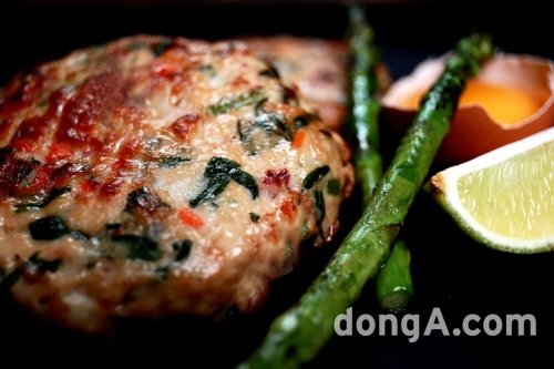 토착 수산물 전문 영어조합법인 제주창해수산의 대표브랜드 ‘제주어가’에서 신선한 제주산 해산물이 함유된 프리미엄 훈연 수제 ‘바다 스테이크’를 출시했다.