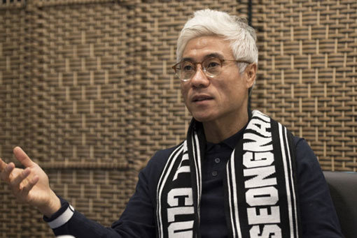 성남 박경훈 신임 감독은 일본 J리그 감바 오사카 이적설이 돌고 있는 황의조에 대해 “팀에 남아 가치를 더 끌어올린 뒤 더 많은 이적료와 연봉을 받고 더 큰 무대로 나아가도 늦지 않는다고 생각한다”고 조언했다. 사진제공 ｜ 성남FC