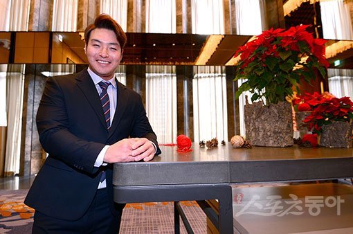 박병호(미네소타)가 스포츠동아와 인터뷰를 통해 메이저리그 첫해 소감과 함께 내년 각오를 함께 전했다. 6일 열린 2016동아스포츠대상에 시상자로 참석한 박병호는 부상과 부진에 대한 아쉬움을 표하면서도 밝은 표정을 잃지 않았다. 김종원 기자 won@donga.com