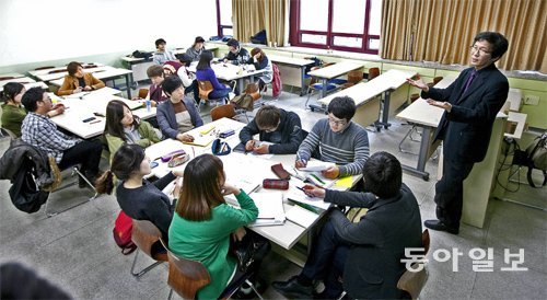 제4차 산업혁명의 시대에 요구되는 융복합, 커뮤니케이션 능력을 기르려면 대학의 교양교육을 획기적으로 바꿔야 한다는 지적이 나온다. 특성화된 교양교육 모델로 평가받는 경희대 후마니타스 칼리지의 ‘시민교육’ 수업 장면. 동아일보 자료사진