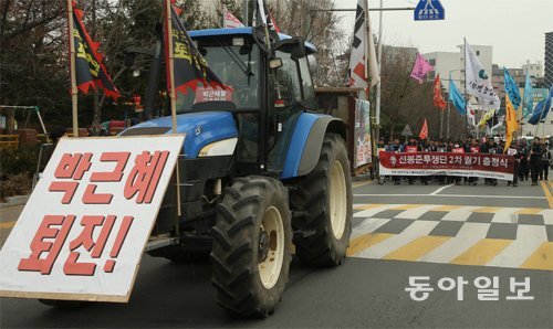 여의도로… 박근혜 대통령 퇴진을 촉구하며 상경 중인 전국농민회총연맹 ‘전봉준투쟁단’이 8일 트랙터를 
앞세운 채 평택시청 앞을 지나고 있다. 이날 오후 수원역에 도착한 이들은 시민 200명과 함께 촛불문화제를 열었다. 9일 국회 
앞에서 탄핵안 가결을 위해 트랙터 집회를 열 계획이다. 평택=양회성 기자 yohan@donga.com