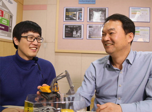 2006년 볼보건설기계 코리아에 입사한 코리아텍 메카트로닉스공학부 2001학번 출신 김남규 씨(왼쪽)가 상사인 강호진 선행연구팀장(부장)과 공동 프로젝트에 대해 논의하고 있다. 코리아텍 제공