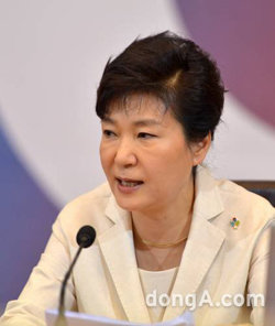 朴대통령 “헌재 탄핵심판·특검수사 차분하고 담담하게 대응”