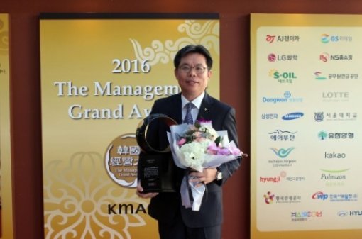윤규선 AJ렌터카 사장이 8일 열린 ‘2016 한국의 경영대상’에서 고객만족 경영부문 최우수상을 수상한 후 기념사진을 촬영하고 있다. AJ렌터카 제공