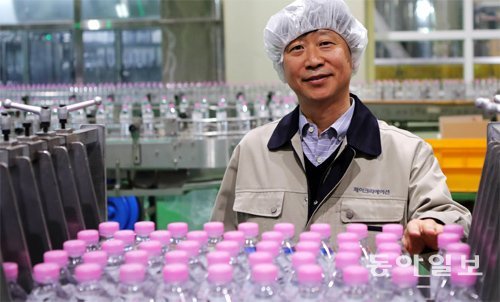 김동준 제이크리에이션 대표는 제주지역의 독특한 수자원인 용암해수를 활용해 다양한 미네랄을 함유한 탄산음료와 먹는 물 등을 처음으로 상품화했다. 임재영 기자 jy788@donga.com