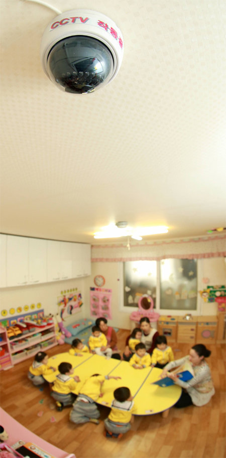 어린이집 폐쇄회로(CC)TV 설치 의무화가 이뤄졌지만 여전히 상당수 부모들은 CCTV 확인에 어려움을 호소하고 있다. 서초구 제공