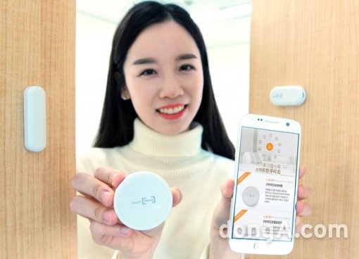 SK텔레콤은 20·30대 1인 가구 여성을 위한 스마트홈 보안 서비스 ‘지키미’를 출시한다고 12일 밝혔다. 고객은 SOS버튼과 문열림센서 2종으로 구성된 ‘지키미’ 서비스를 통해 외부침입 실시간 감지, 위험 경보 알림 서비스 등을 이용할 수 있다. 사진제공=SK텔레콤